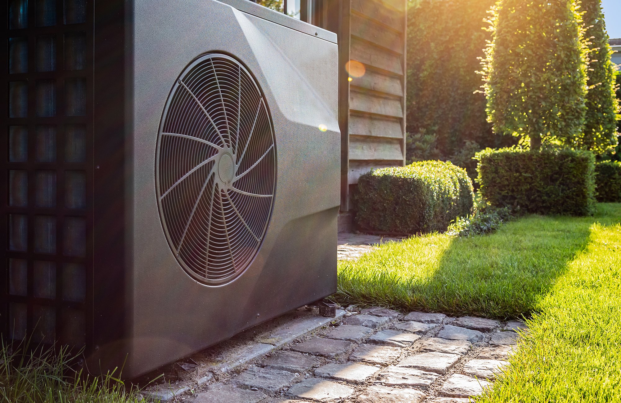 Schitterende warmtepomp in een tuin